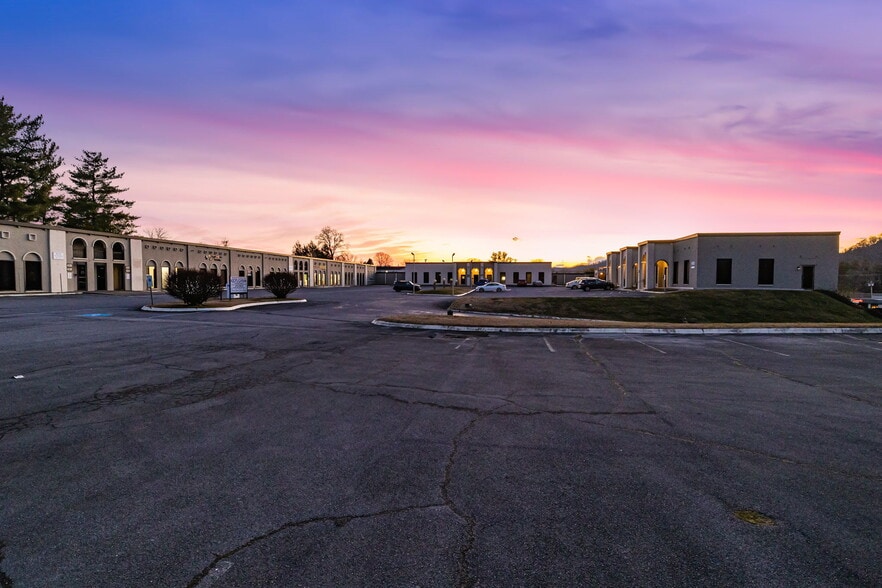 1241 Volunteer Pky portfolio of 4 properties for sale on LoopNet.ca - Building Photo - Image 2 of 6