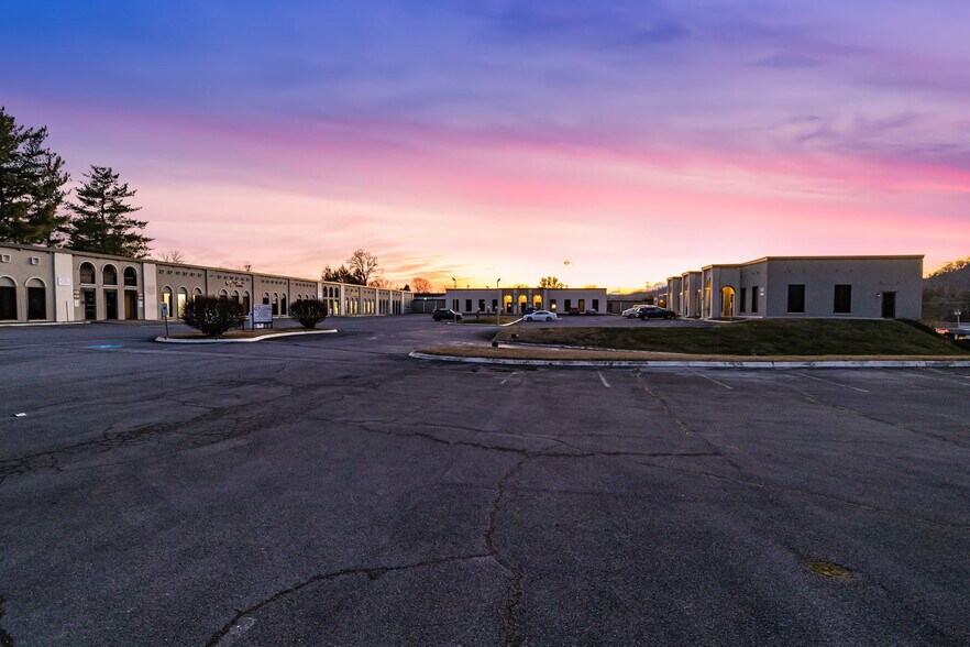 1241 Volunteer Pky portefeuille de 4 propriétés à vendre sur LoopNet.ca - Photo du bâtiment - Image 2 de 6