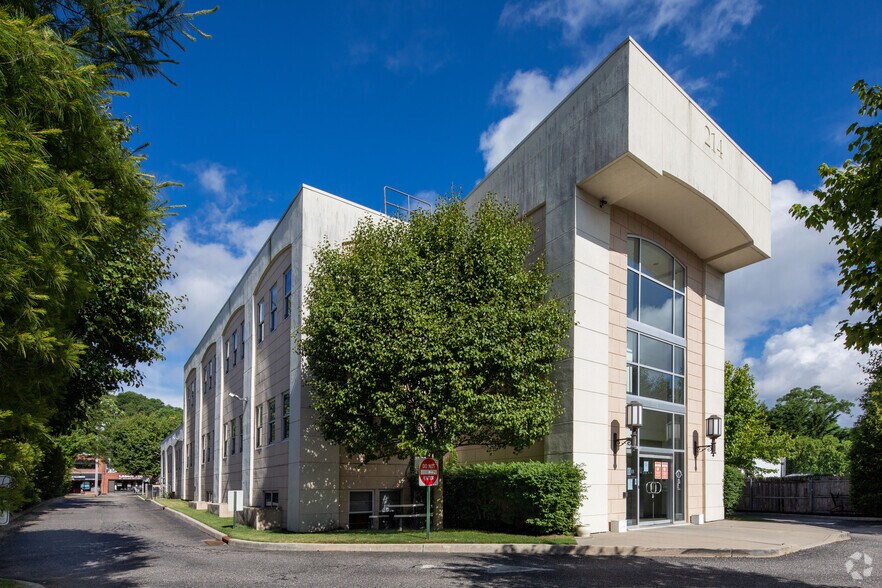 214 Wall St, Huntington, NY à louer - Photo du bâtiment - Image 1 de 6