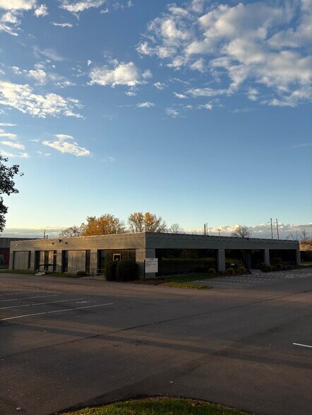 4709 Crossroads Park Dr, Liverpool, NY à louer - Photo du bâtiment - Image 1 de 8