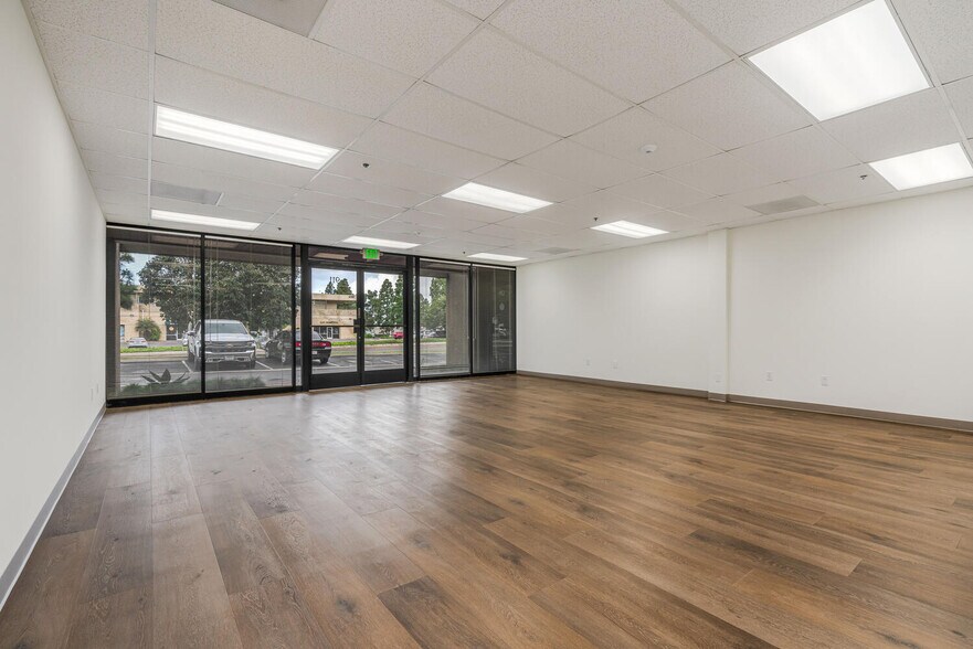 4572 Telephone Rd, Ventura, CA à louer - Photo du bâtiment - Image 2 de 48