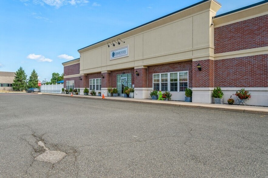 147 Pierce St, Somerset, NJ à louer - Photo du bâtiment - Image 3 de 13