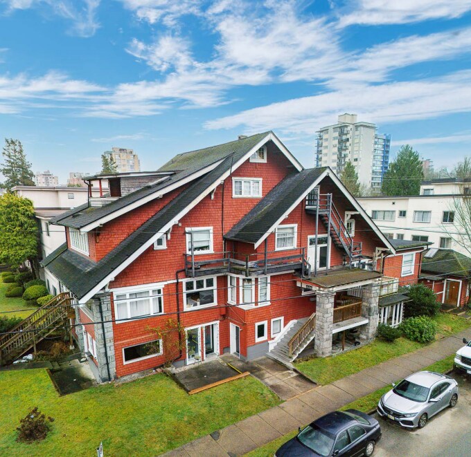 1696 11th Ave W, Vancouver, BC à vendre Photo du bâtiment- Image 1 de 2