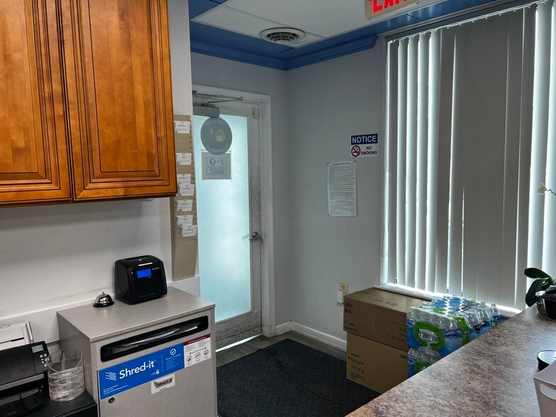 9821 Greenbelt Rd, Lanham Seabrook, MD for sale - Interior Photo - Image 2 of 9
