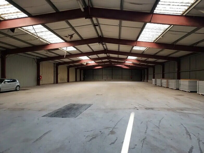 Industrial in Marignane for lease - Building Photo - Image 1 of 2