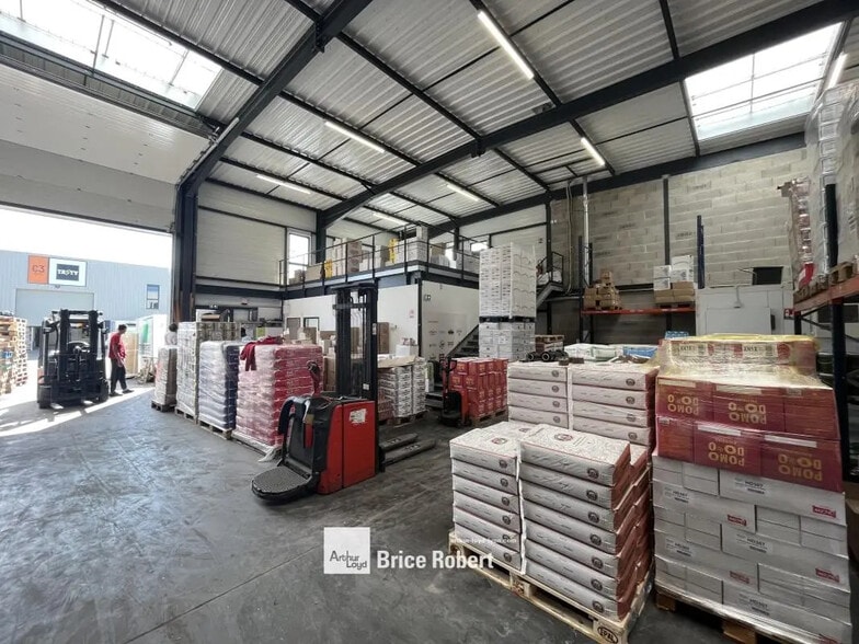 Flex in Décines-Charpieu for lease - Interior Photo - Image 2 of 11