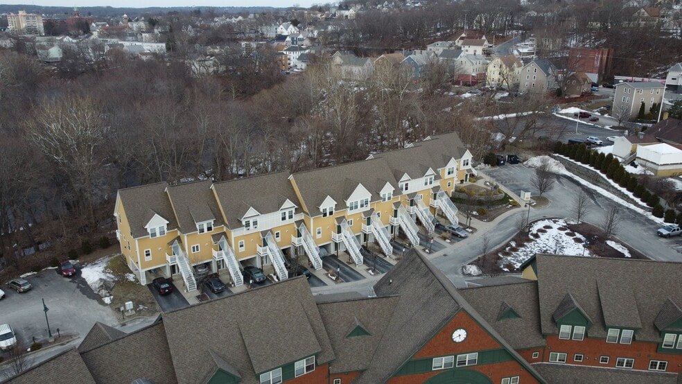 727 Front St, Woonsocket, RI for lease - Building Photo - Image 1 of 6