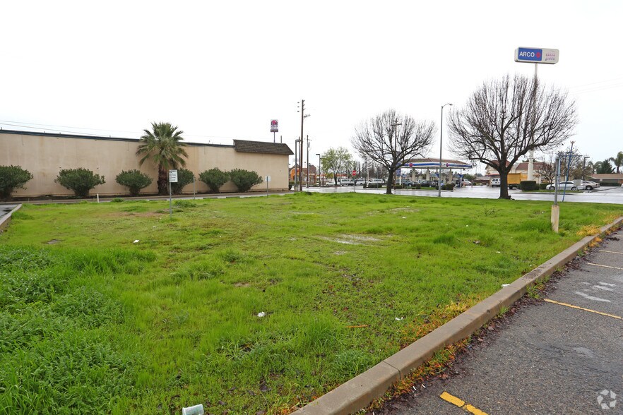 377 Sierra St, Kingsburg, CA à louer - Photo du bâtiment - Image 3 de 4