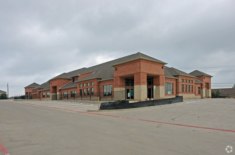 7999 West Virginia Dr, Dallas, TX à louer - Photo du bâtiment - Image 2 de 18