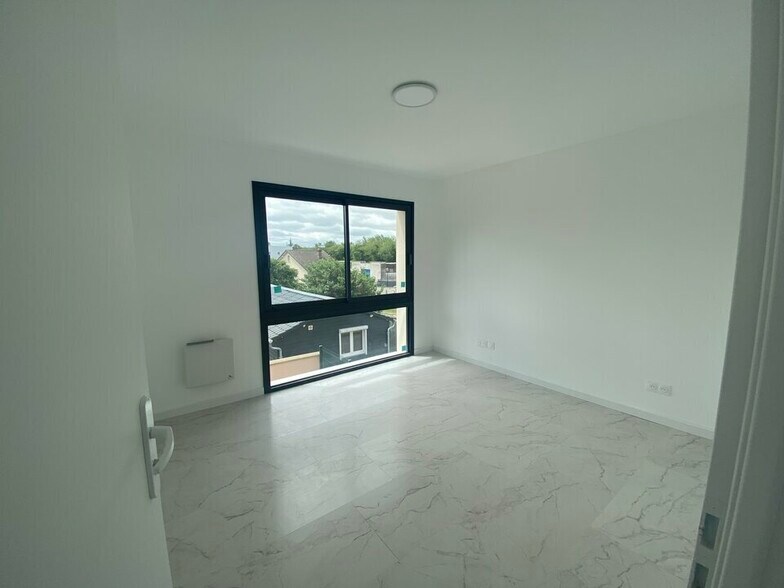 8 Rue Du Pont De Baillet, Baillet-en-France for lease - Interior Photo - Image 3 of 11
