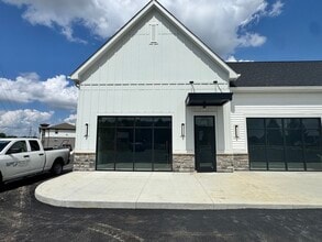 4662-4668 Hall Rd, Columbus, OH for lease Interior Photo- Image 2 of 12