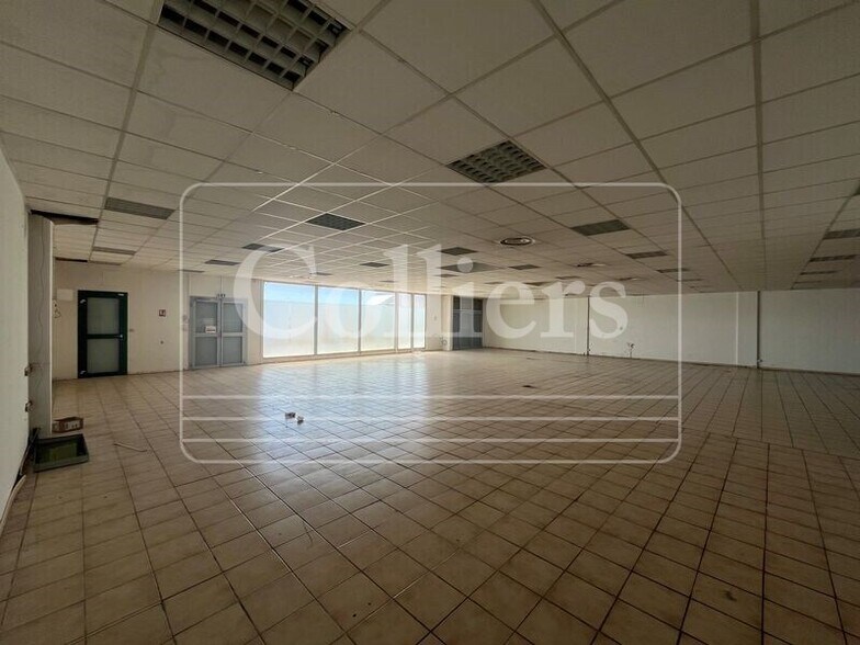 Flex in Martigues for lease - Interior Photo - Image 2 of 8
