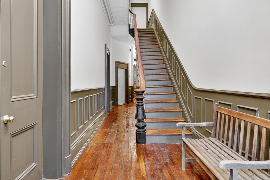 1404 Madison Ave, Baltimore, MD for sale - Interior Photo - Image 2 of 50