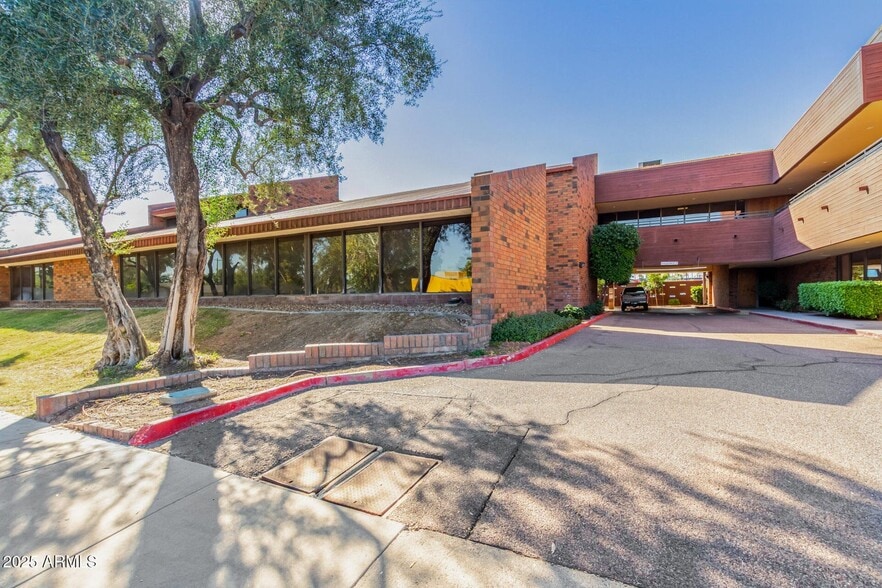 777 E Thomas Rd, Phoenix, AZ à louer - Photo du bâtiment - Image 3 de 10