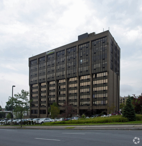 1 Radisson Plz, New Rochelle, NY à louer - Photo du bâtiment - Image 3 de 3