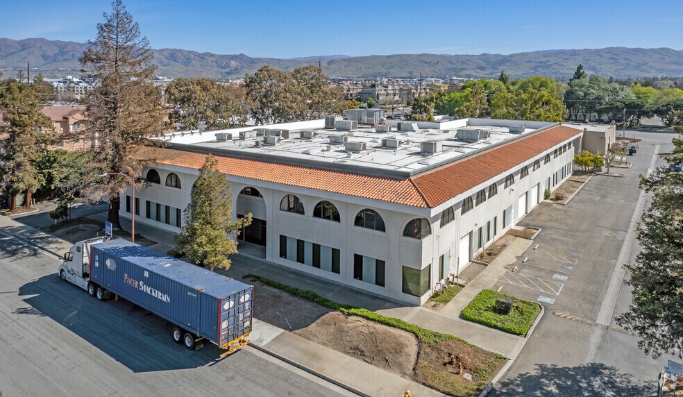 2350 Harris Way, San Jose, CA à louer - Photo du bâtiment - Image 2 de 6