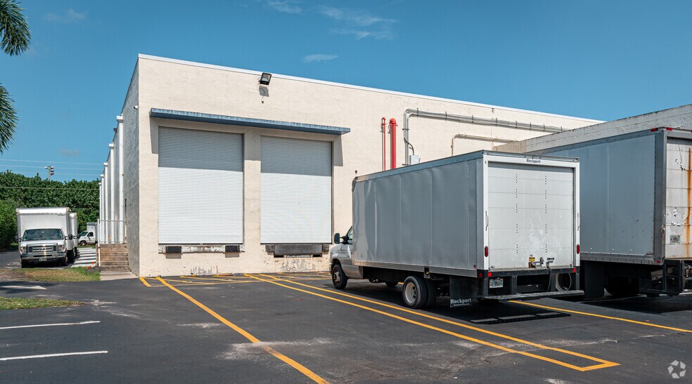 6250 NW 27th Way, Fort Lauderdale, FL à louer - Photo du bâtiment - Image 3 de 4