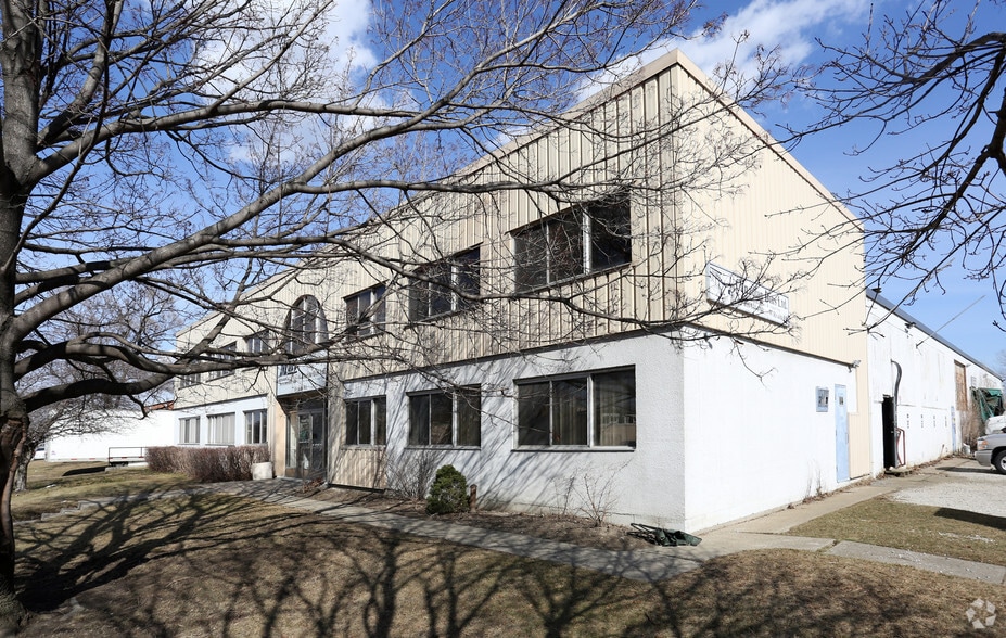77 Rivalda Rd, Toronto, ON à louer - Photo du bâtiment - Image 2 de 6
