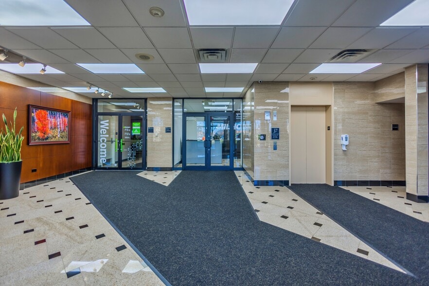 555 E Butterfield Rd, Lombard, IL for lease - Interior Photo - Image 3 of 15