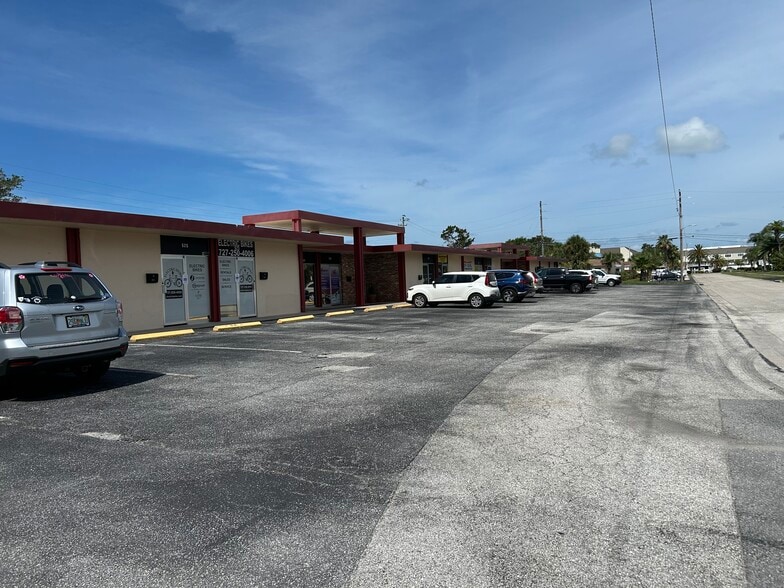 501-527 S Paula Dr, Dunedin, FL for lease - Building Photo - Image 3 of 22