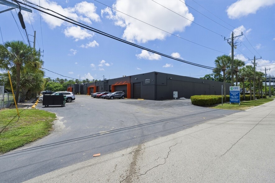 2968 Ravenswood Rd, Fort Lauderdale, FL for lease - Building Photo - Image 3 of 8