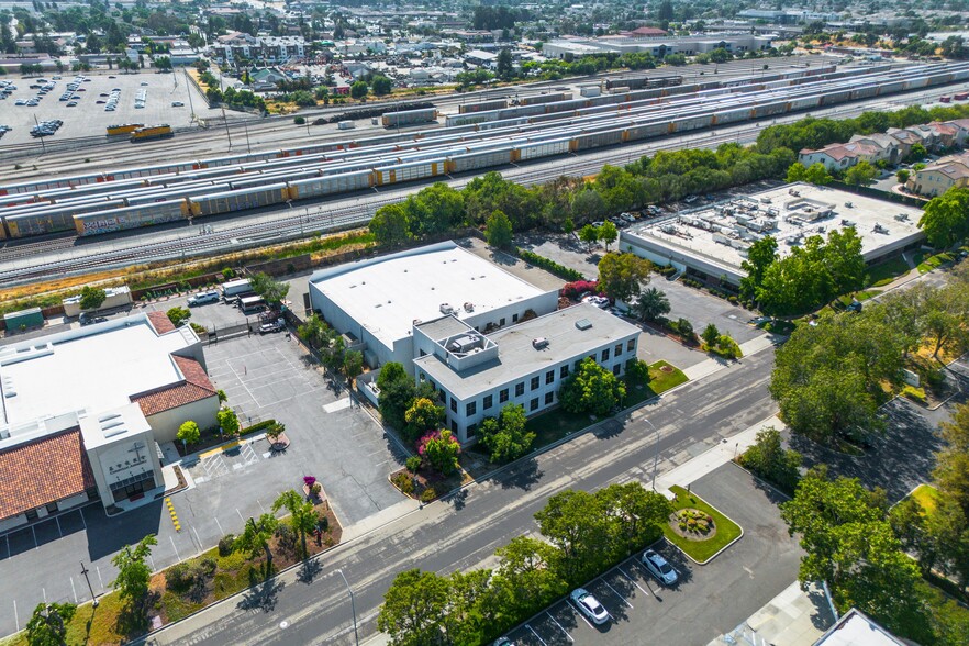 193-199 Topaz St, Milpitas, CA for lease - Building Photo - Image 1 of 16