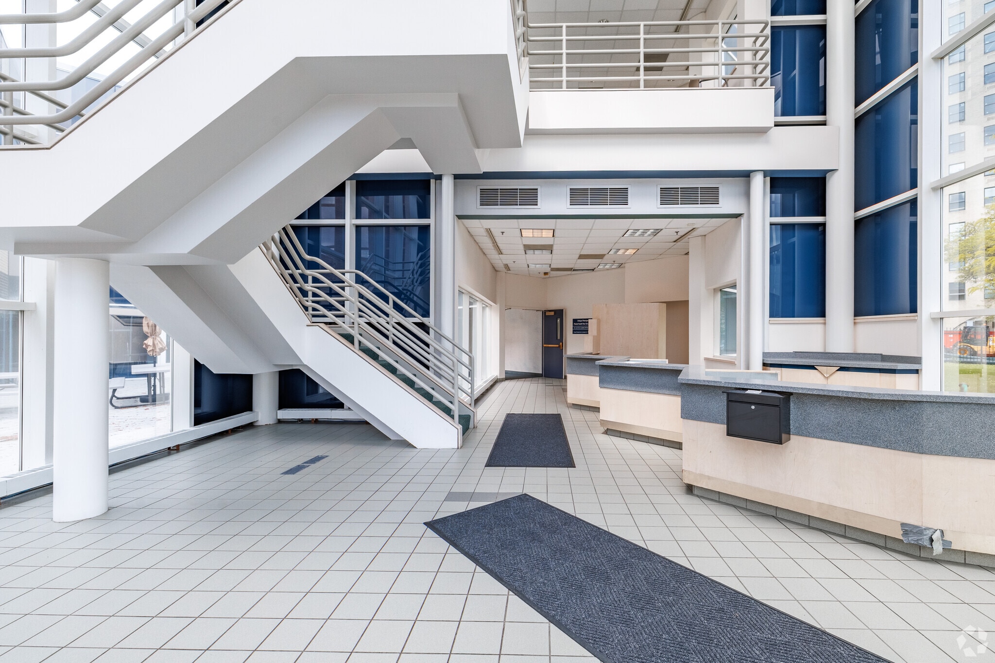 572 S Salina St, Syracuse, NY for sale Interior Photo- Image 1 of 5