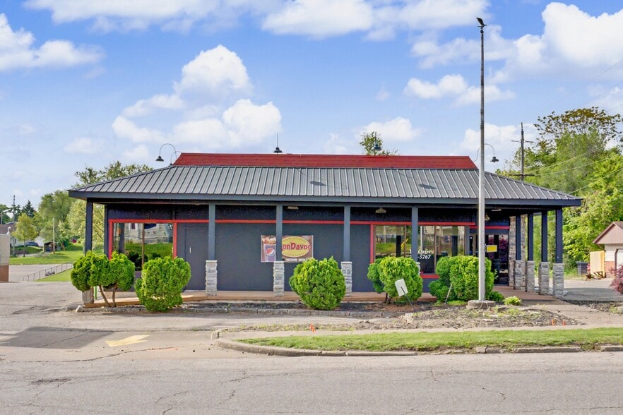 605 S 10th St, Burlington, IA for sale - Building Photo - Image 1 of 28