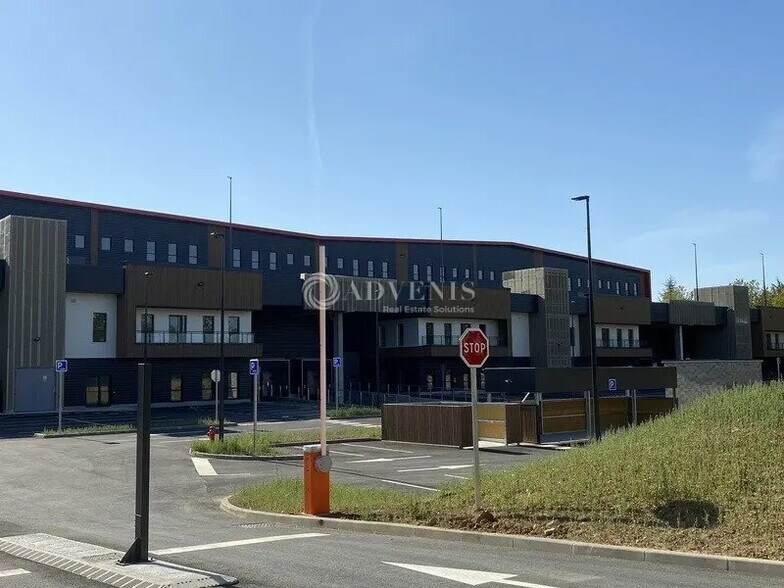 Industriel dans Élancourt à louer - Photo du bâtiment - Image 3 de 9