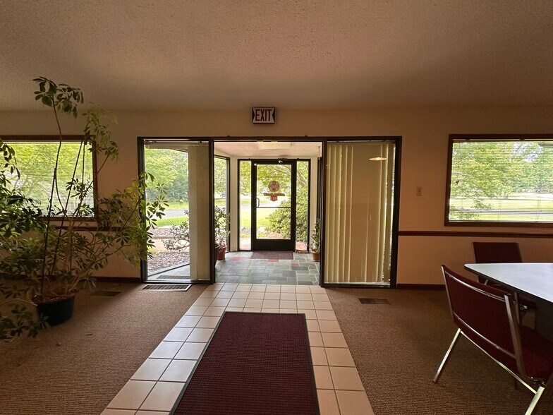 303 N Robinson Cir, Carbondale, IL for sale - Building Photo - Image 2 of 14