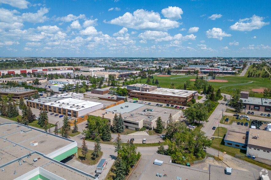 2626 12th St NE, Calgary, AB à vendre - Aérien - Image 3 de 7