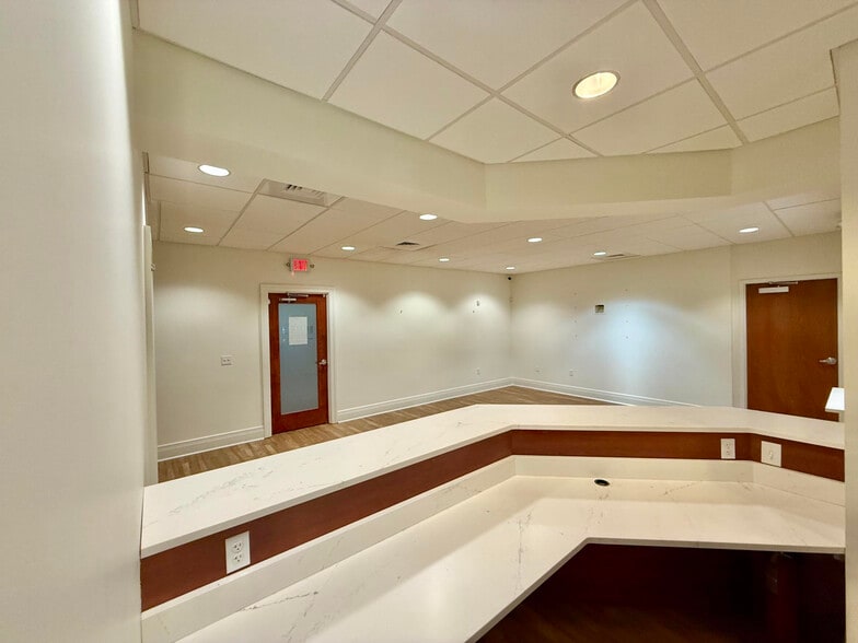 76 Peachtree Rd, Asheville, NC for lease - Interior Photo - Image 2 of 24