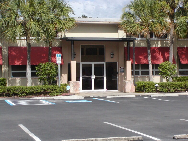 2211 Widman Way, Fort Myers, FL à louer - Photo du bâtiment - Image 1 de 16