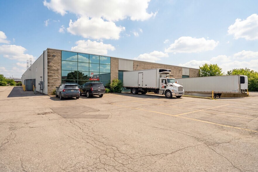 1225 Rue Bergar, Laval, QC à louer - Photo du bâtiment - Image 2 de 5