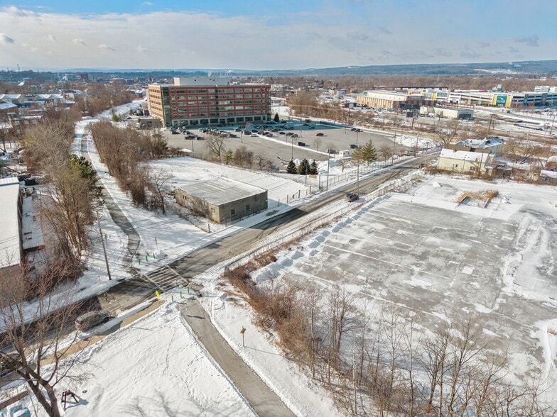 440 Peek St, Schenectady, NY for sale - Building Photo - Image 2 of 17