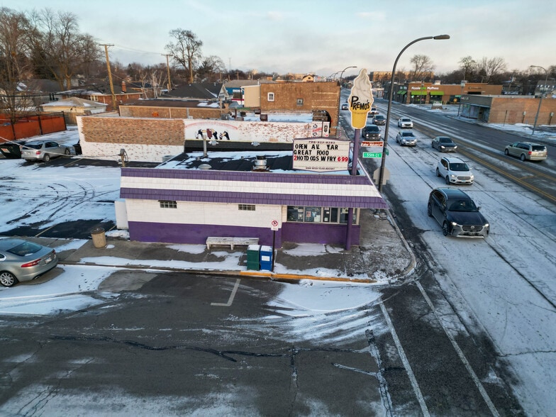 Two Retail Buildings on 95th Street portfolio of 2 properties for sale on LoopNet.ca - Building Photo - Image 2 of 5