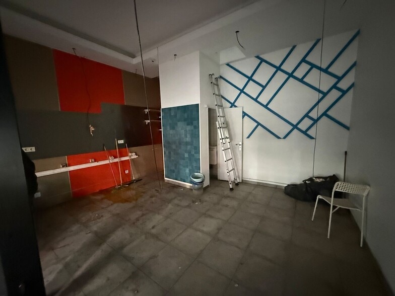 Retail in Paris for lease - Building Photo - Image 3 of 6