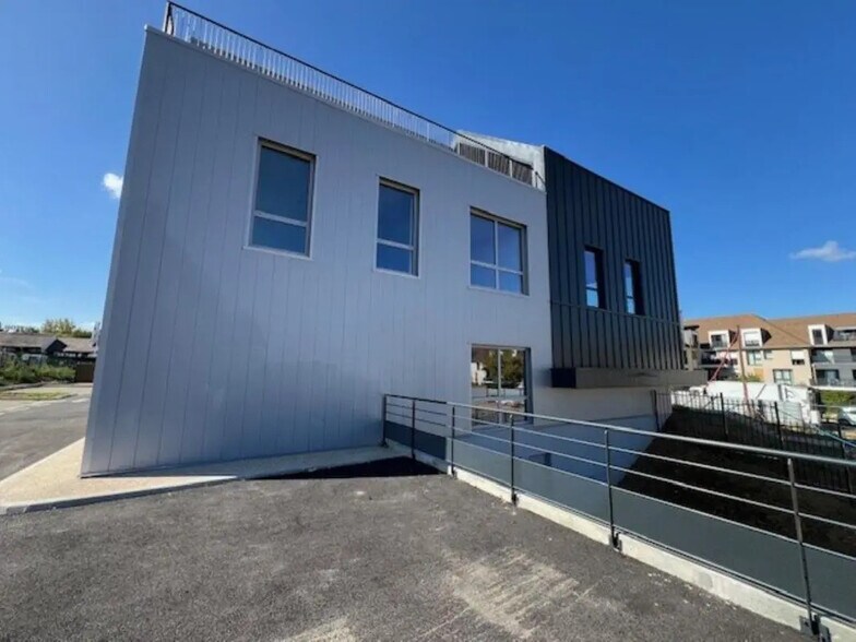 Office in Plaisir for lease - Building Photo - Image 3 of 8