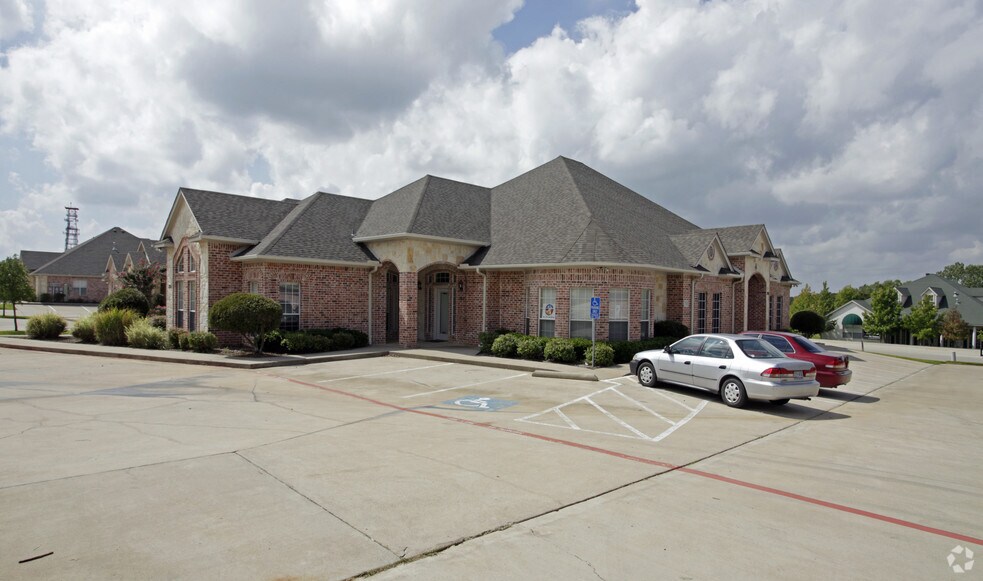 1204 Bent Oaks Ct, Denton, TX à vendre - Photo principale - Image 2 de 21