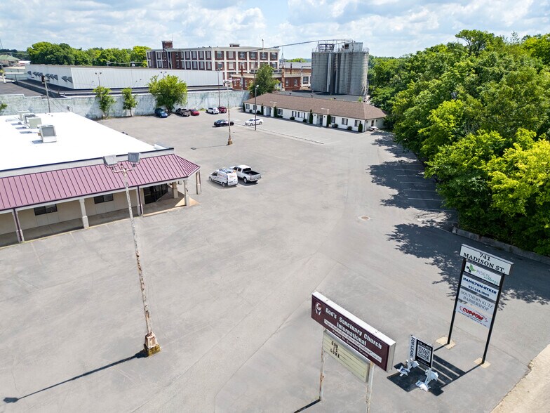 741 Madison St, Clarksville, TN à louer - Photo du bâtiment - Image 3 de 6