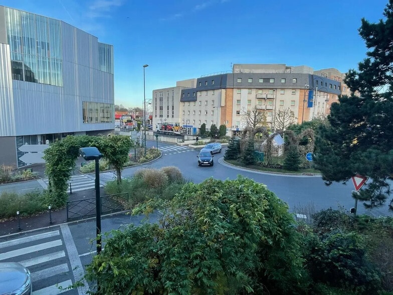 Office in Saint-Gratien for lease - Building Photo - Image 3 of 13