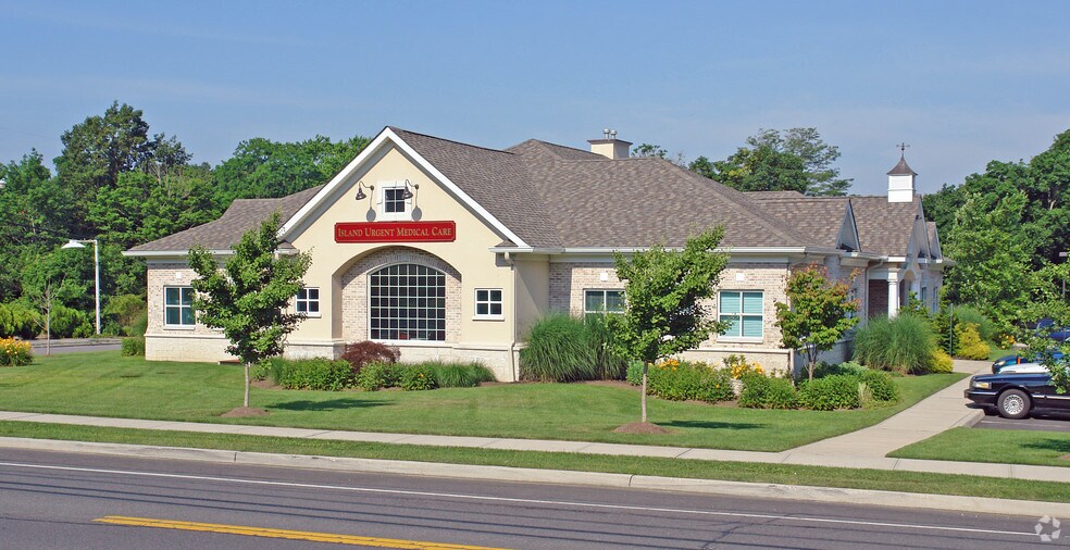 1228 E Main St, Riverhead, NY for lease - Primary Photo - Image 1 of 7