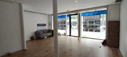 Retail in Paris for lease Building Photo- Image 2 of 5