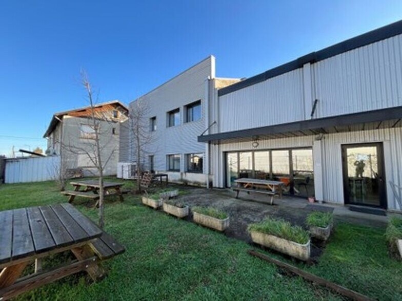 Flex in Vaulx-en-Velin for lease - Building Photo - Image 3 of 16