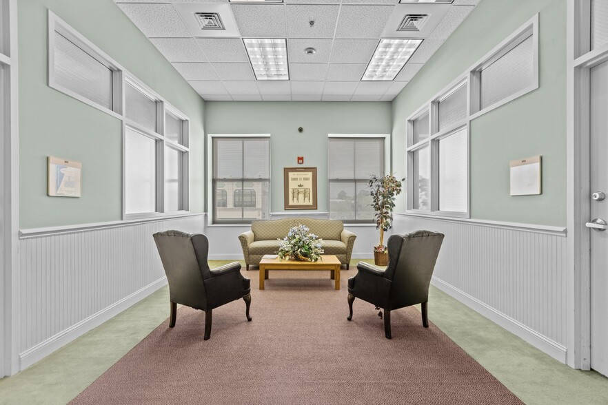 327 N Queen St, Kinston, NC for lease - Interior Photo - Image 2 of 31