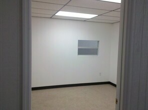 5146-5283 Le Tourneau Cir, Tampa, FL for lease Interior Photo- Image 2 of 4