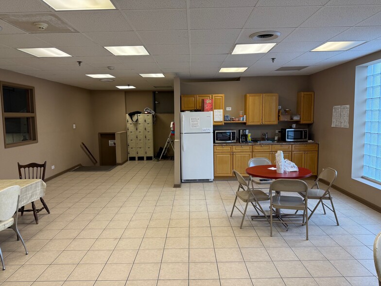 4949 N Western Ave, Chicago, IL for lease - Building Photo - Image 2 of 17