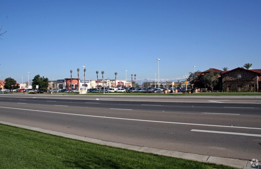 4016-4022 S Mooney Blvd, Visalia, CA à vendre - Photo du bâtiment - Image 3 de 9