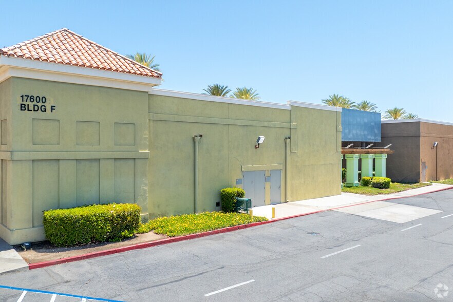 17600 Collier Ave, Lake Elsinore, CA à vendre - Photo du bâtiment - Image 2 de 4