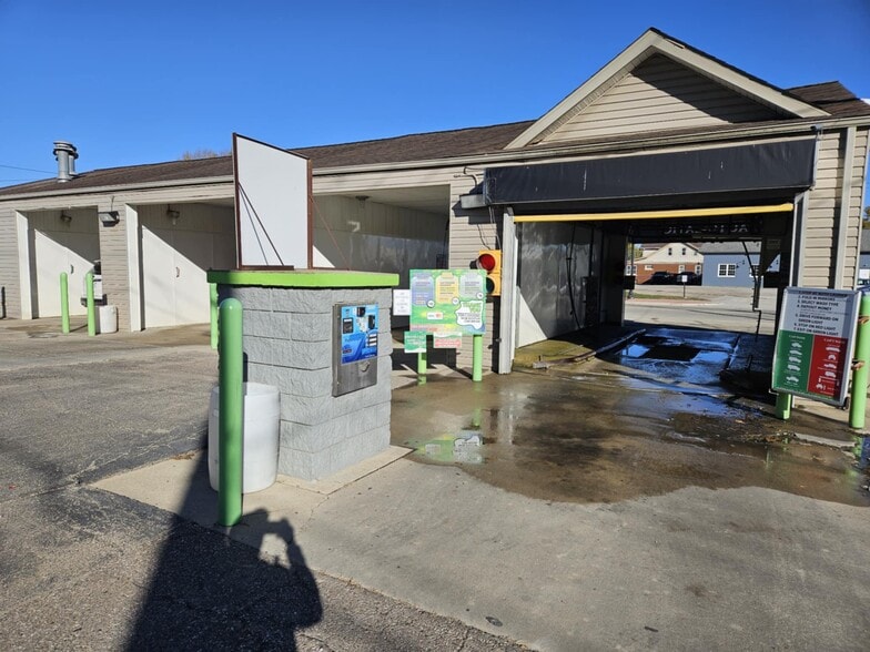 19162 Huron River Dr, New Boston, MI à vendre - Photo du bâtiment - Image 2 de 23